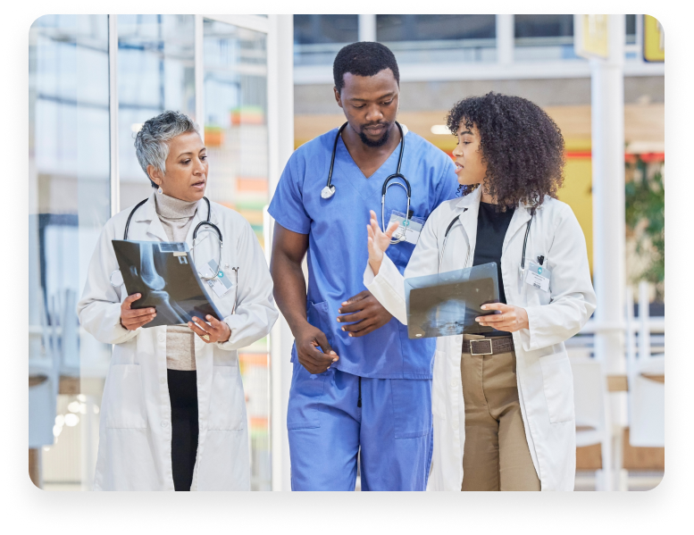 Plusieurs specialistes discutent d'un cas medical Plusieurs specialistes discutent d'un cas medical